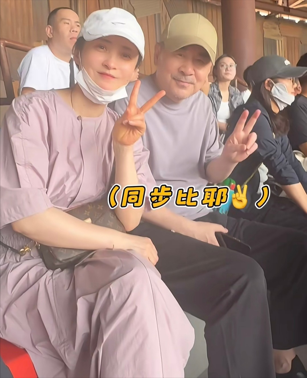 50岁蒋勤勤带娃出游，挽陈建斌胳膊超黏人，背2万包状态碾压老公