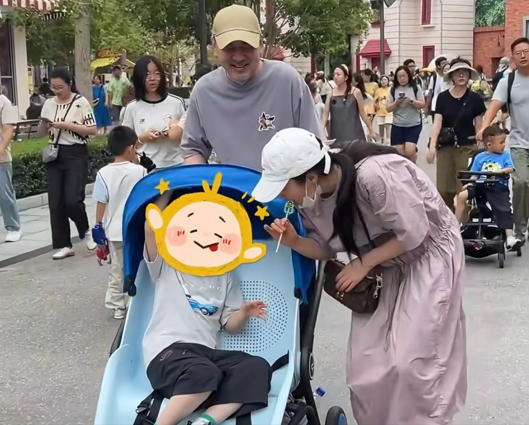 50岁蒋勤勤带娃出游，挽陈建斌胳膊超黏人，背2万包状态碾压老公