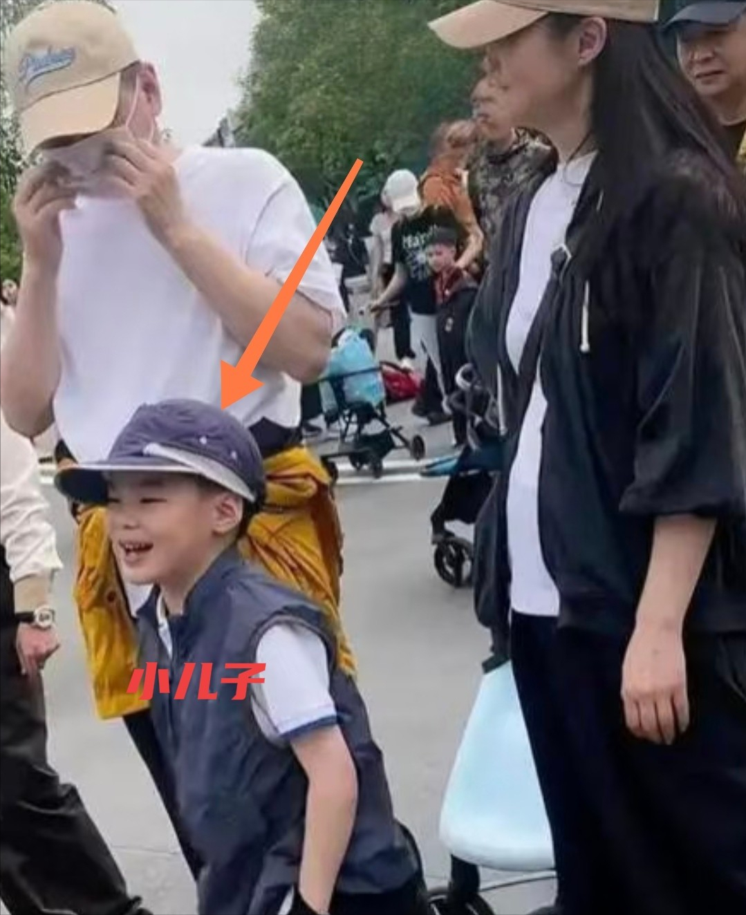 50岁蒋勤勤带娃出游，挽陈建斌胳膊超黏人，背2万包状态碾压老公