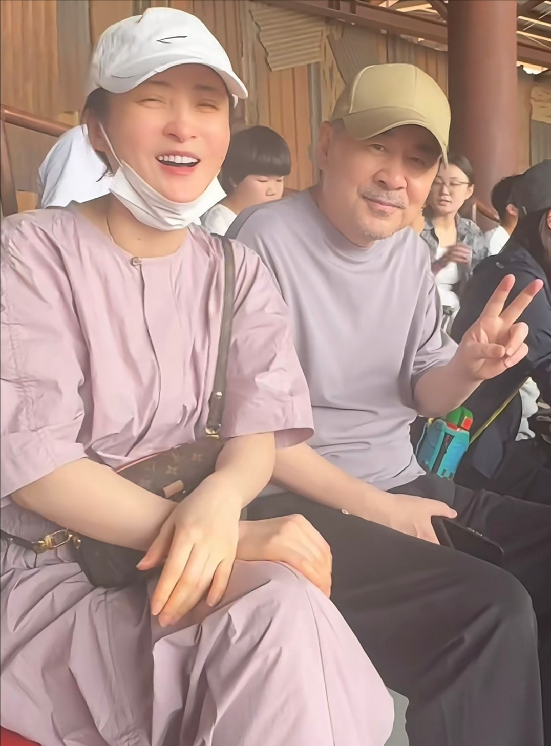 50岁蒋勤勤带娃出游，挽陈建斌胳膊超黏人，背2万包状态碾压老公