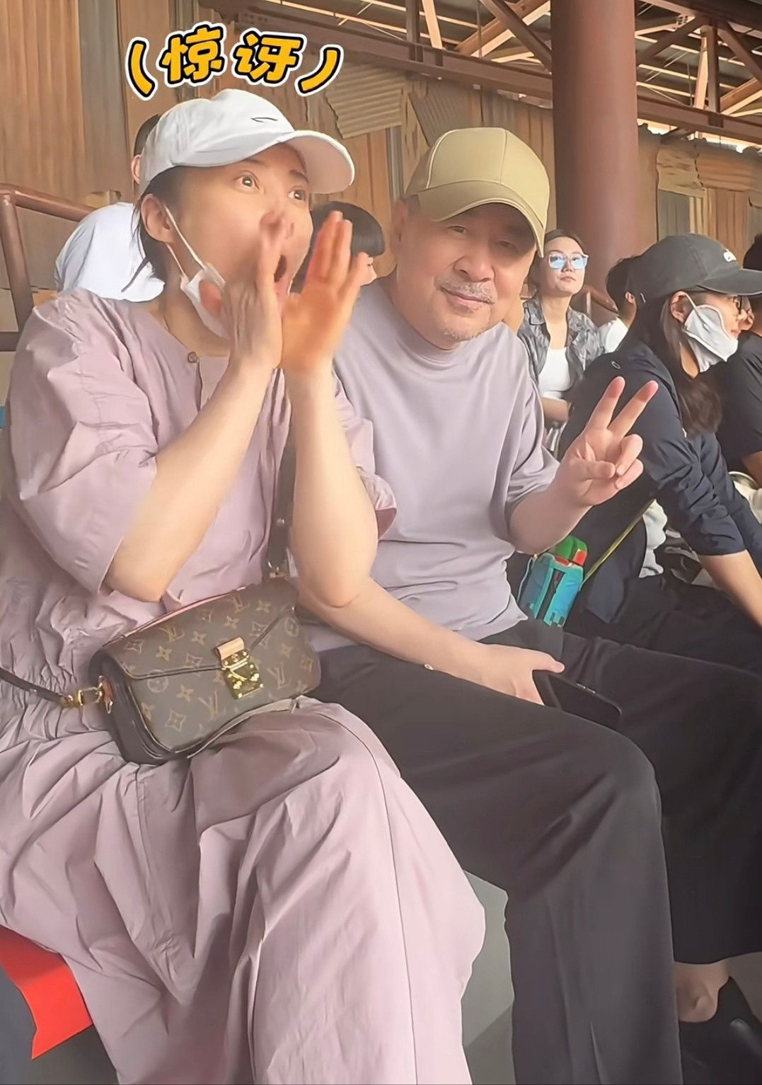 50岁蒋勤勤带娃出游，挽陈建斌胳膊超黏人，背2万包状态碾压老公