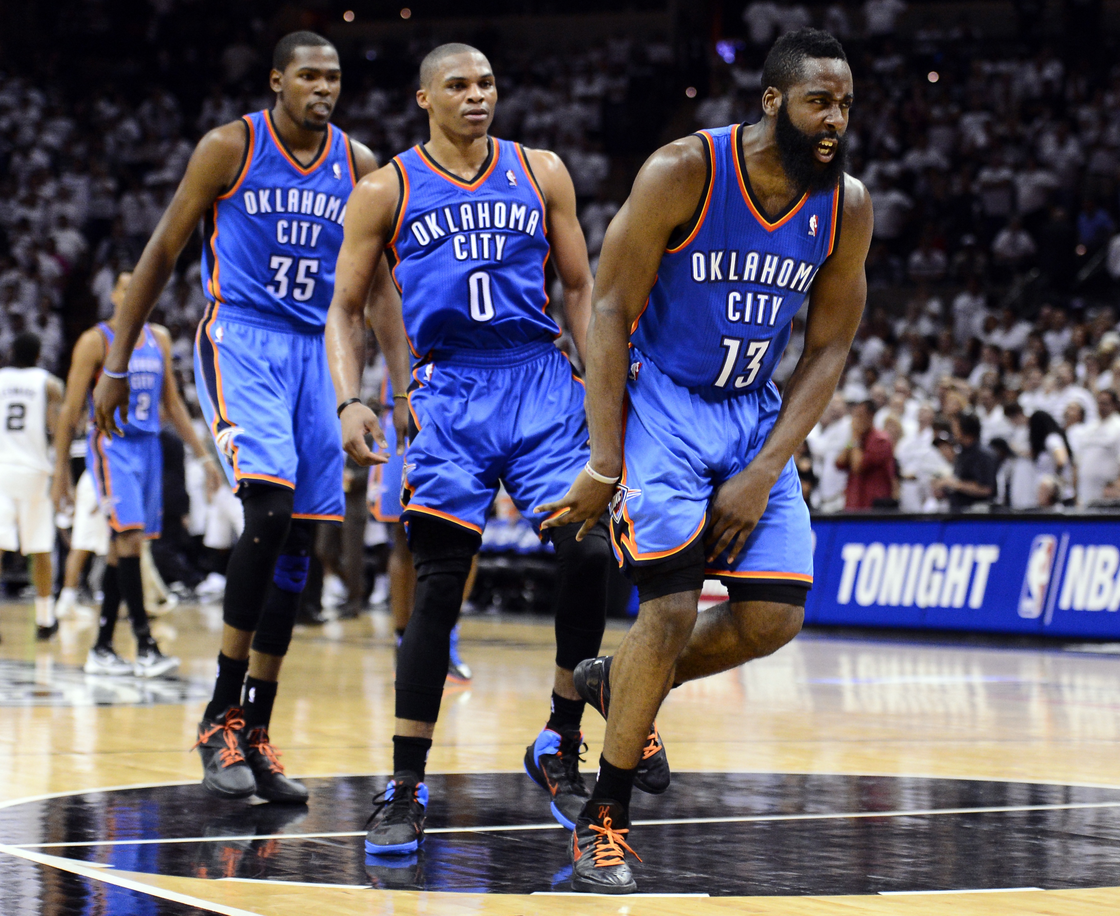 开云体育官网-圣诞夜60分不是传说！詹姆斯500+前无古人 库里一遇圣诞就隐身？