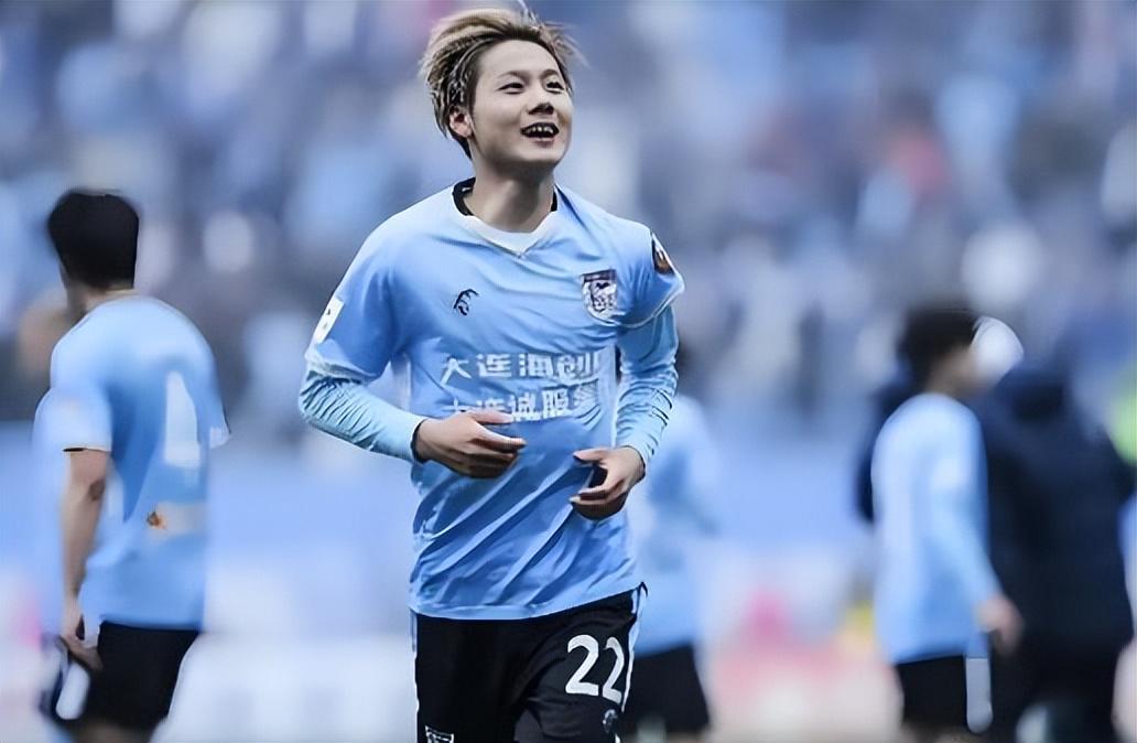 开云APP-30岁的大连英博中锋发文离队，俱乐部当初踢中冠时，他曾是主力