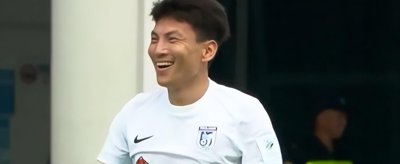 开云APP-30岁的大连英博中锋发文离队，俱乐部当初踢中冠时，他曾是主力